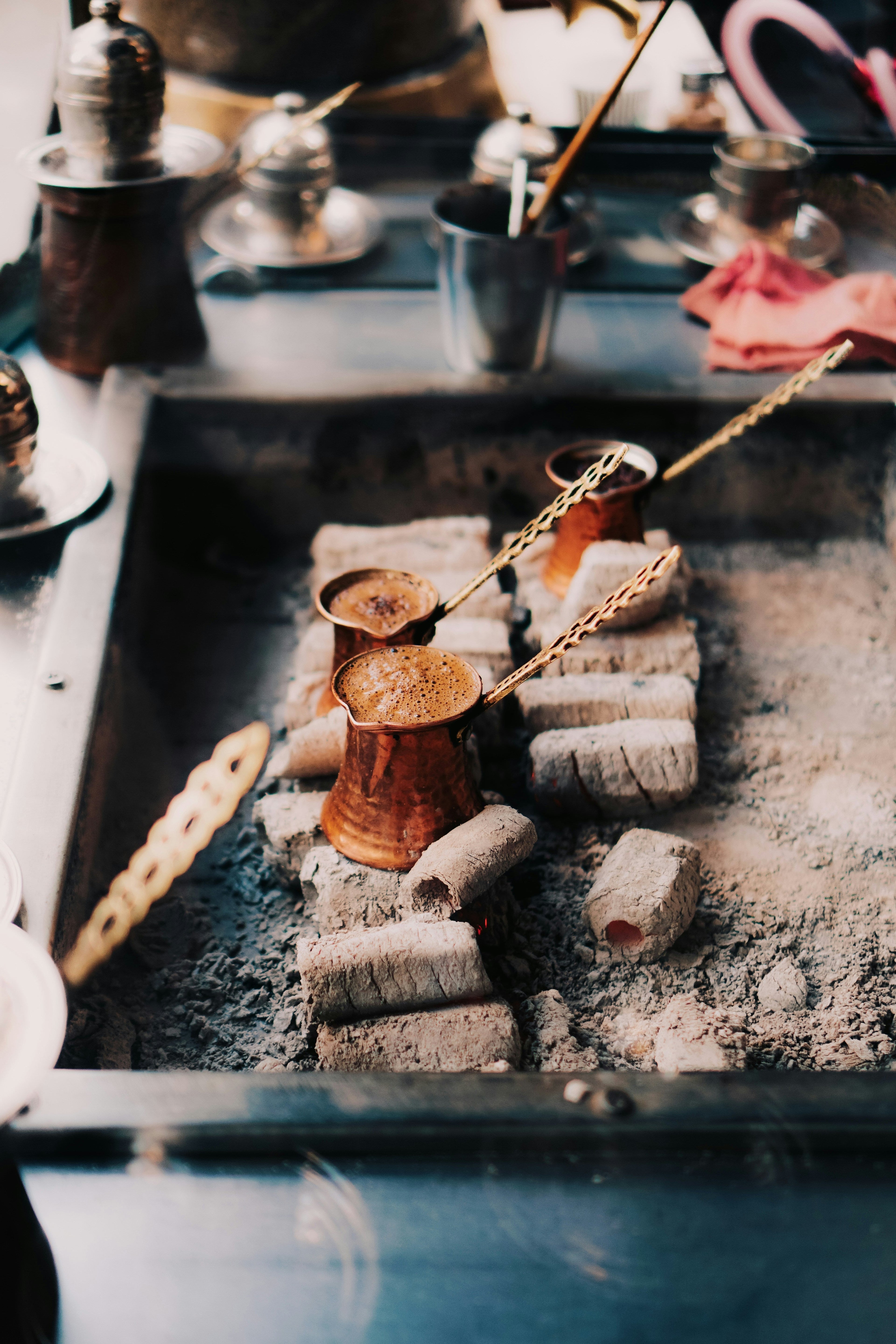 Türkischen Mokka im Cezve brühen – traditionelles Rezept